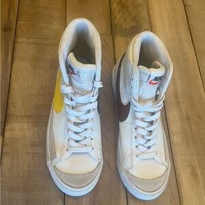 Nike Blazer Mid 77 (GS) White Sulfur Size 5Y (DA4086-103)